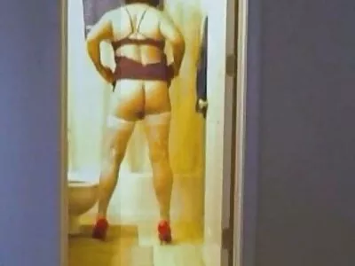 瘦黑发辣妹喜欢异族肛门