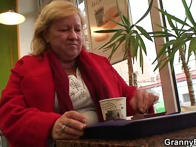 性感的小鸡正在与一个挂着的花花公子三路性交