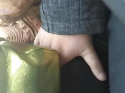 年轻的书呆子来参加派对，在那里表现得像个真正的妓女