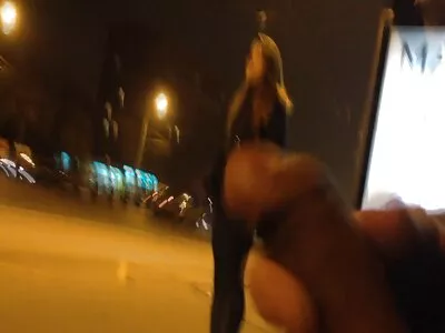 丰满的妓女喜欢在她嘴里有一只公鸡