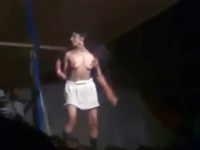 大奶摩洛伊斯兰解放阵线啜饮年轻青少年的美味猫汁
