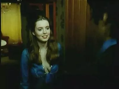 英俊的侦探刘海一个大胸部的金发女郎