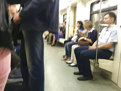 丰满的青少年在按摩桌上玩弄她的阴户