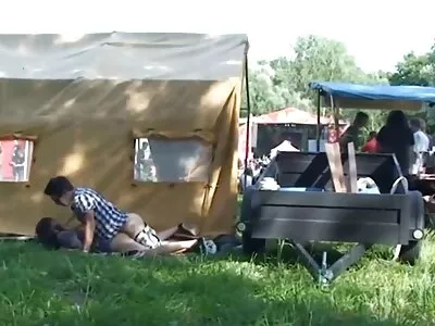 娇小的青少年从挂快递员那里得到特殊包裹