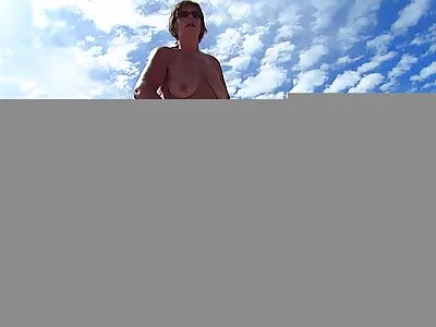 热黑发在热 BDSM 行动中被束缚和惩罚