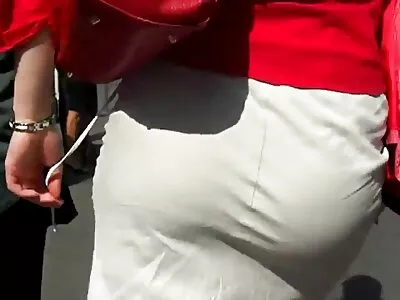两个熟女和一只年轻的小猫在女同性恋三人行