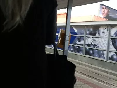 继母用舌头和手指给青少年的阴户带来快感