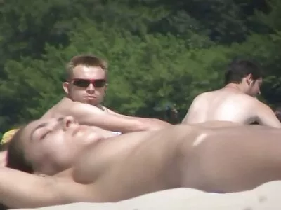 拥有大山雀的金发宝贝被一个大白鸡巴和 cum 带走