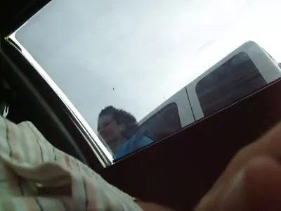 纹身金发熟女在淋浴时被年轻的家伙撞了