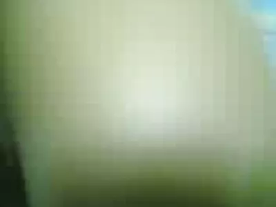放荡的金发女郎在楼梯上操她的邻居